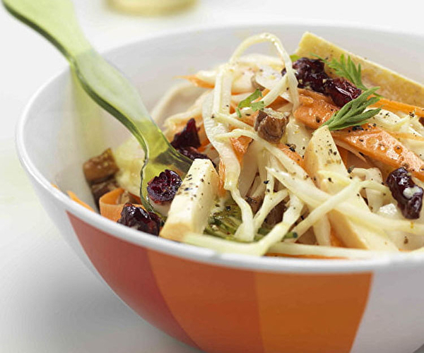 Présentation d'un plat de coleslaw au reblochon de Savoie dans un bol aux couleurs orangées