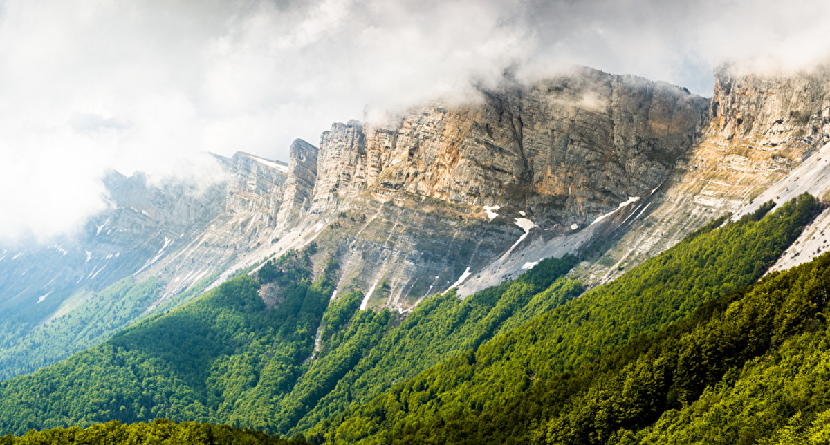 Vue sur les montagnes rocheuses et sa nature environnante sous les nuages épais