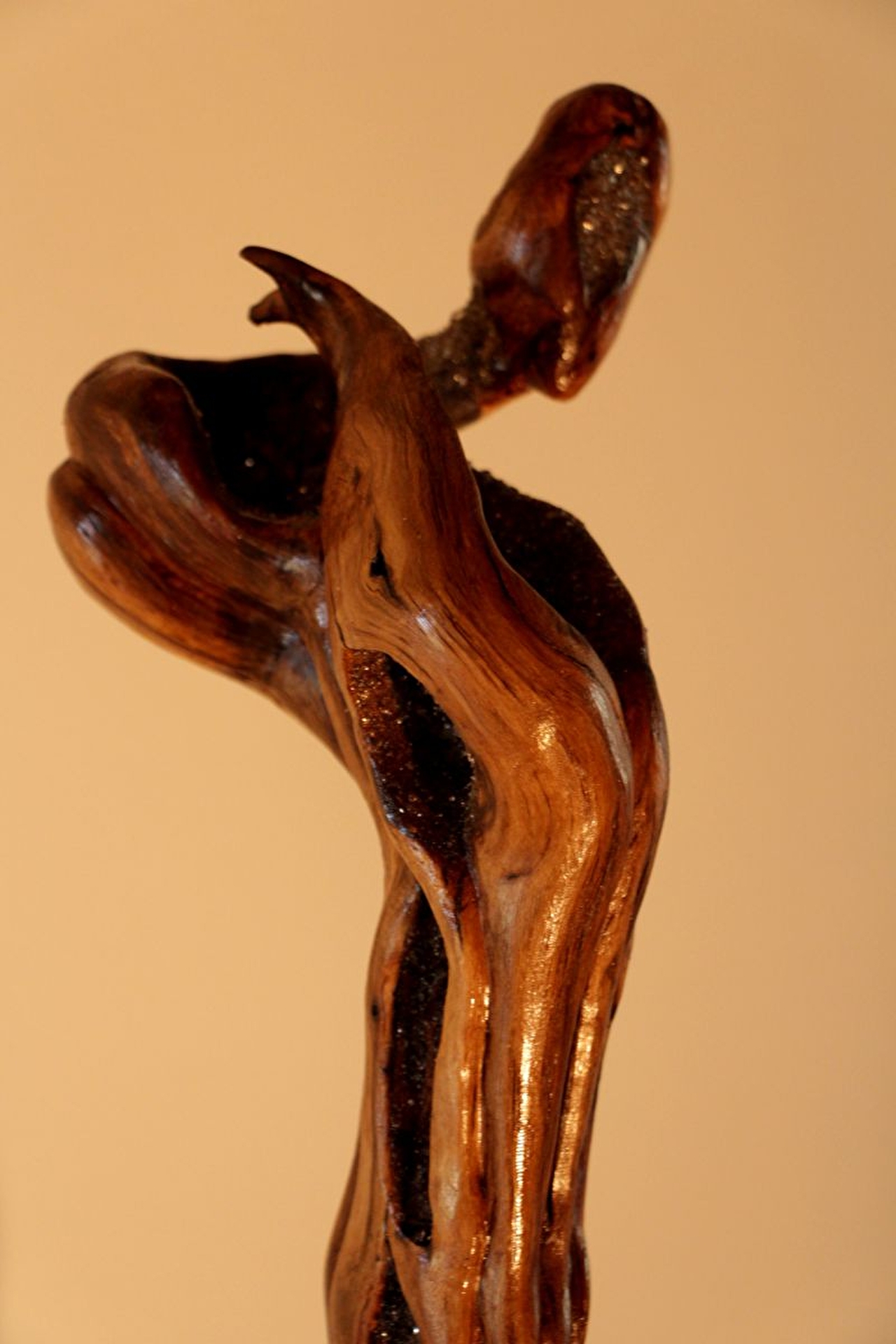 Sculpture en bois travaillée à partir de ceps de vigne représentant le corps d'une personne