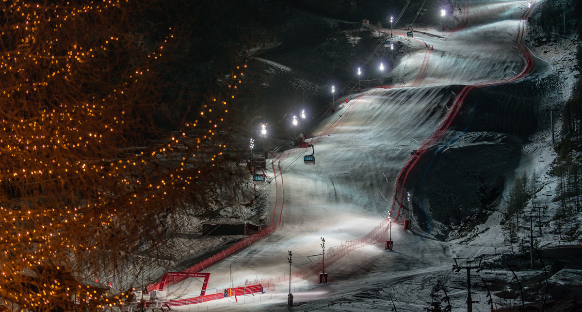 Piste de ski de légende illuminée sous les télésièges et balisée en sa longueur par des filets de protection