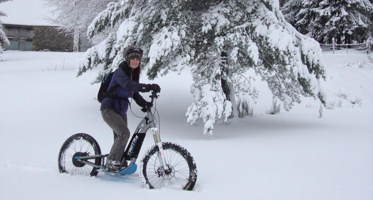 Personne effectuant du funcross en pleine neige en montagne l'hiver