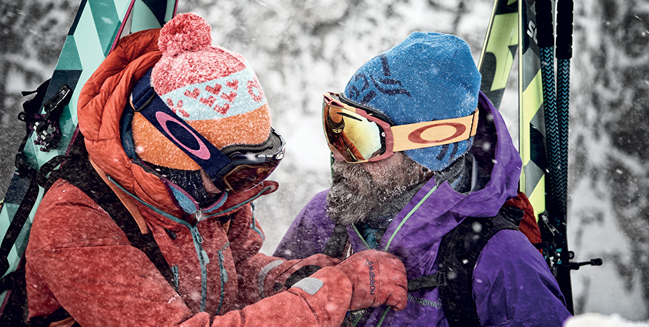 Personnes habillées avec des équipements de montagne et portant bonnets et lunettes de protection