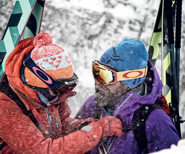 Personnes habillées avec des équipements de montagne et portant bonnets et lunettes de protection