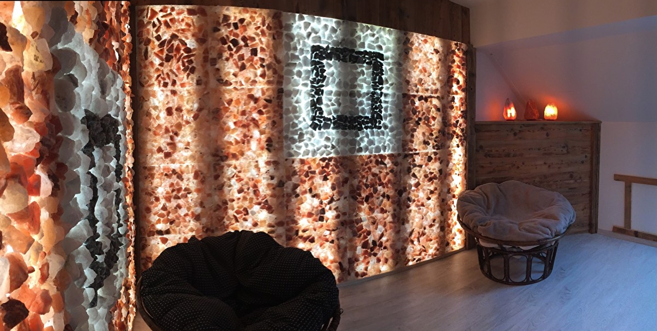 Immersion dans un espace détente où les murs sont recouverts de sel