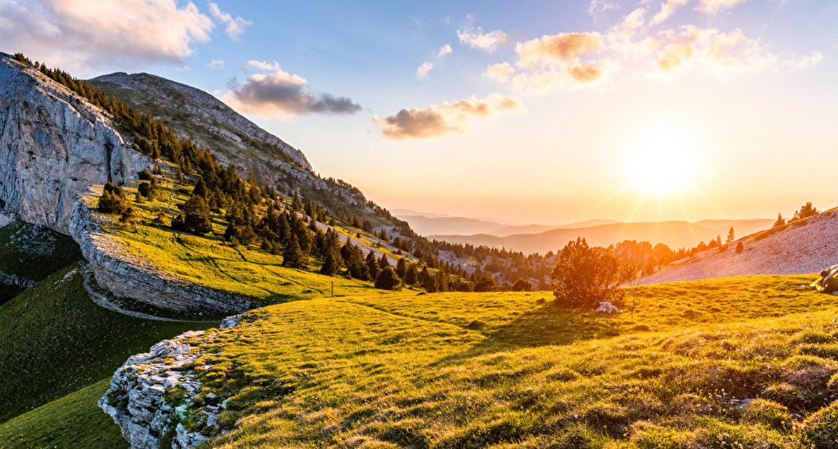 Vue sur les plateaux et sommets de la montagne au coucher du soleil