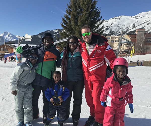 Famille accompagnée d'un moniteur esf sur les pistes