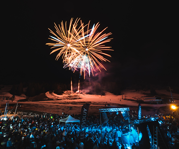 Feu d'artifice sur les pistes et foule de spectateurs