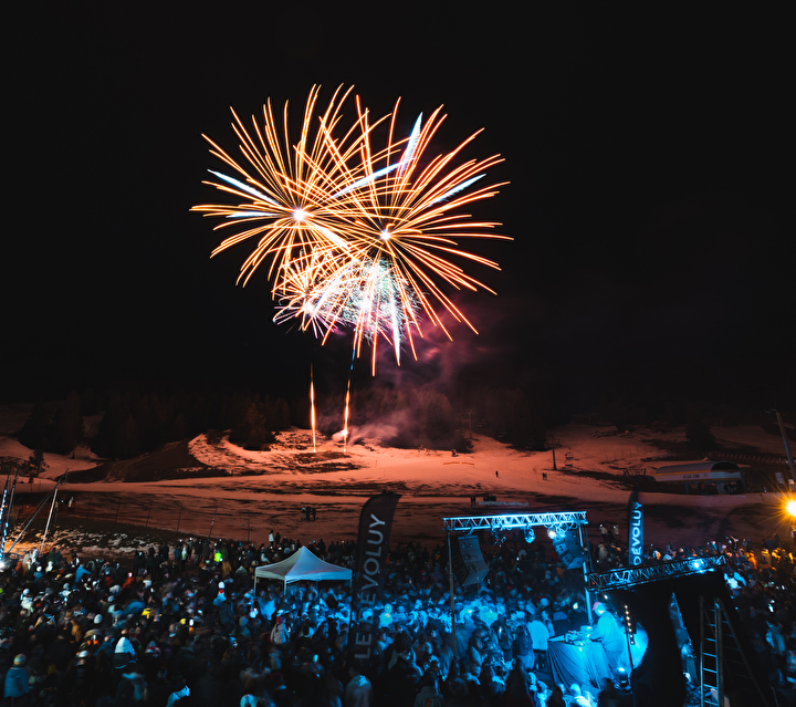Feu d'artifice sur les pistes et foule de spectateurs