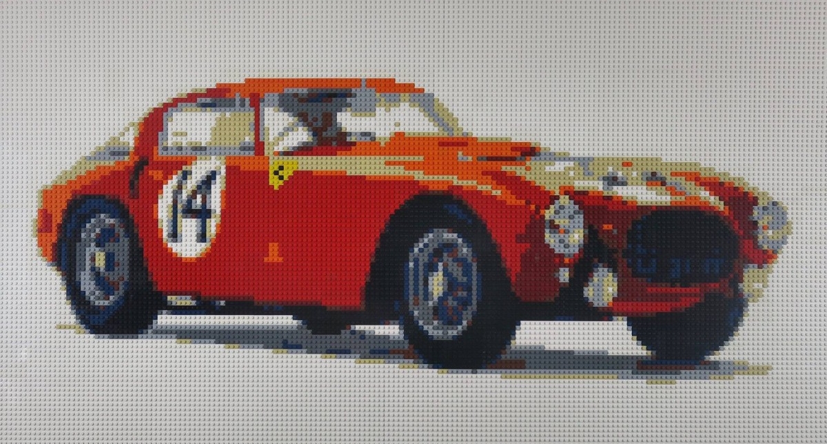 Oeuvre d'art et création en légo représentant une voiture de course rouge portant le numéro 14