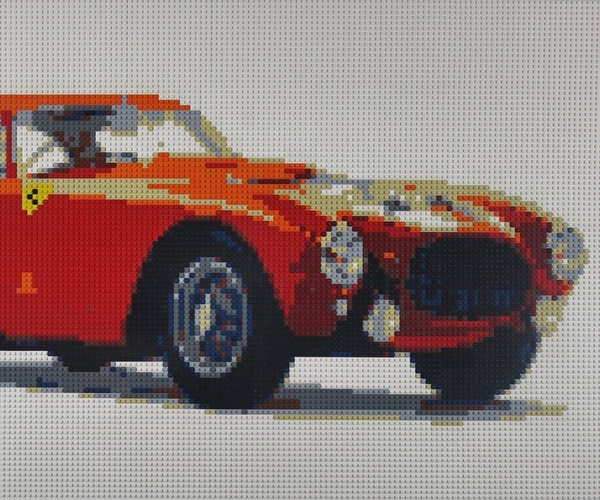 Oeuvre d'art et création en légo représentant une voiture de course rouge portant le numéro 14