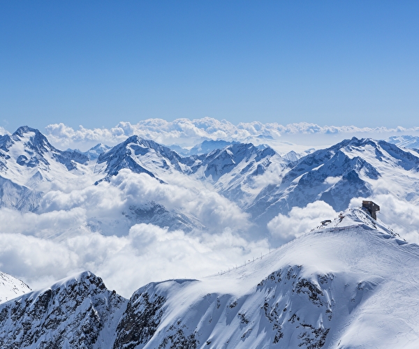 Point de vue sur les montagnes enneigées