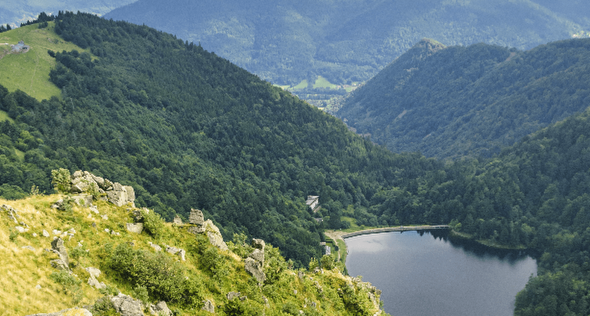 Vue panoramique sur les montagnes et lacs environnants en été