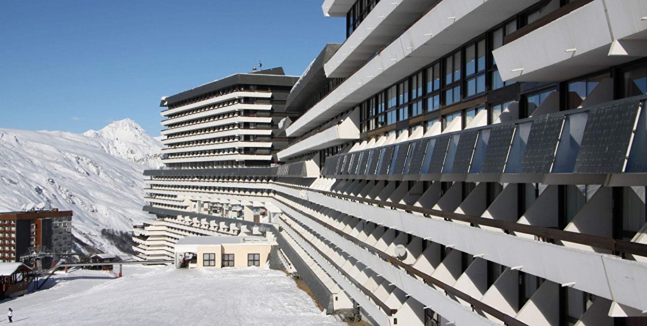 Vue sur une résidence en station avec plusieurs étages face à la montagne