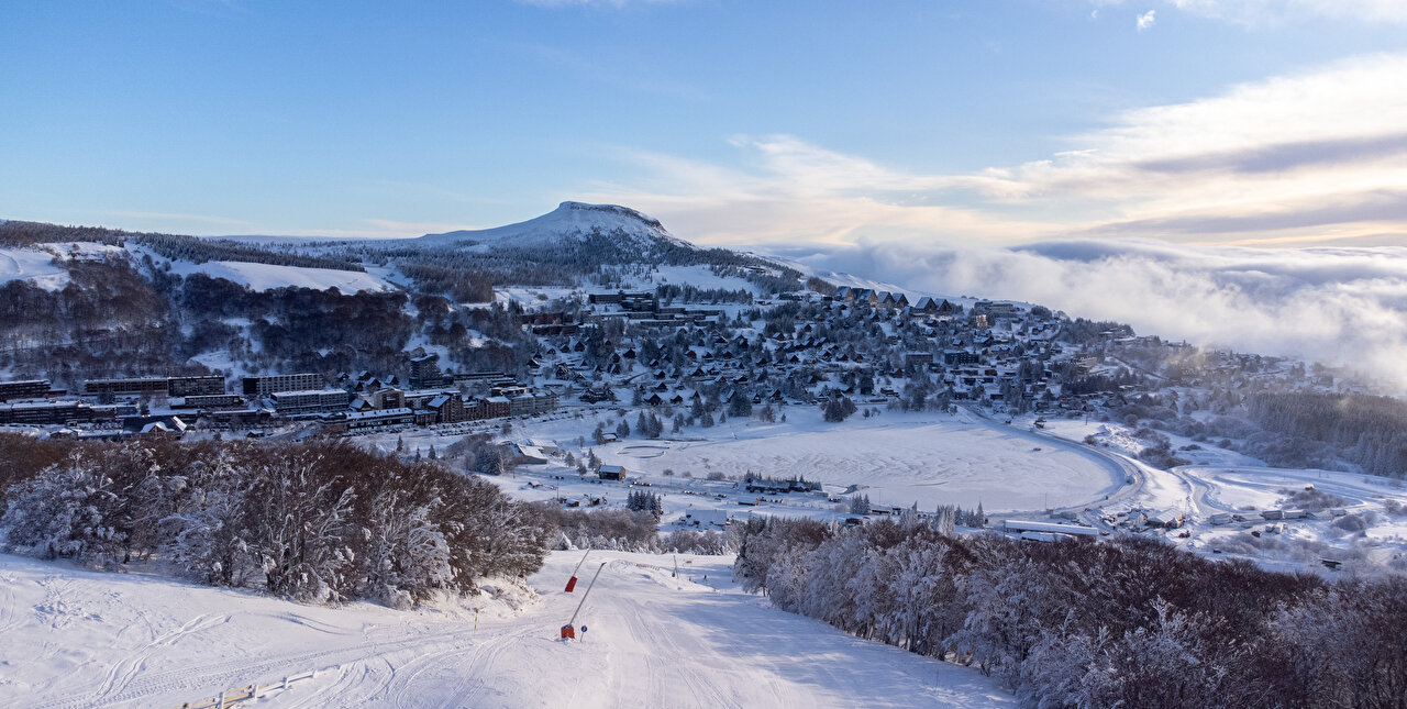 Vue panoramique sur les volcans d'Auvergne enneigés avec station de ski