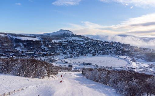Vue panoramique sur les volcans d'Auvergne enneigés avec station de ski
