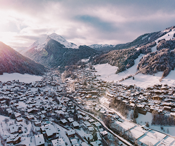 Soleil couchant sur une station de montagne enneigée