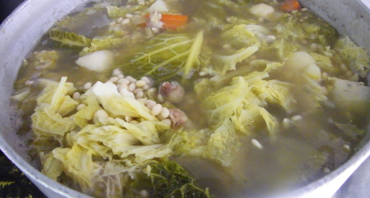 Présentation d'un plat d'ouillade a base de viande de porc et de chou vert