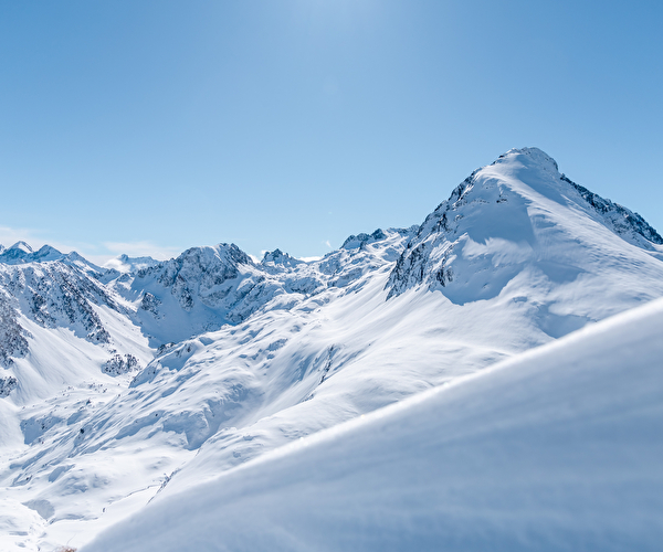 Vue sur les hauts sommets enneigées des Pyrénées