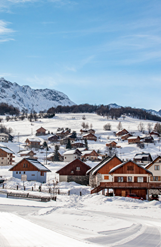Station de charme, vue sur les montagnes enneigées