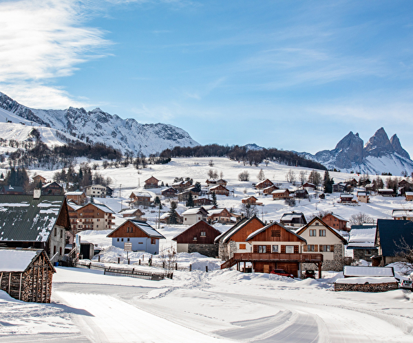 Station de charme, vue sur les montagnes enneigées