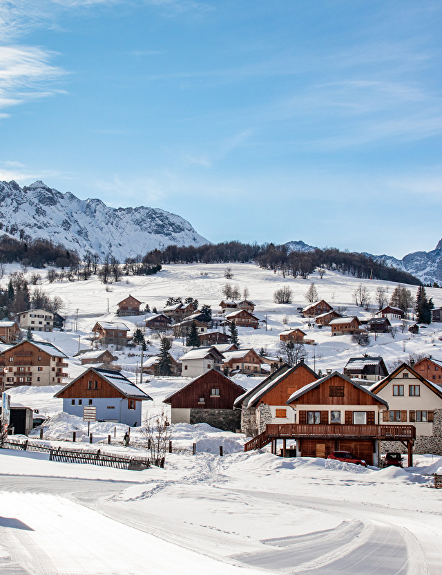 Station de charme, vue sur les montagnes enneigées