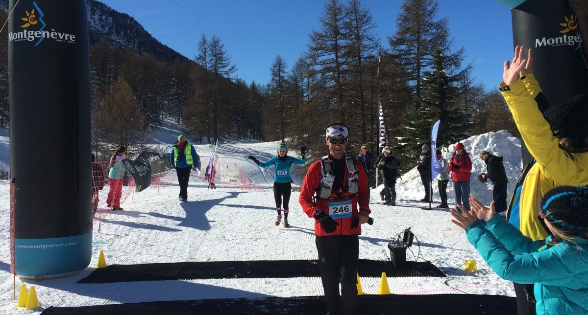 Porte d'arrivée d'une course en montagne où les sportifs équipés signent la fin de leur échappée