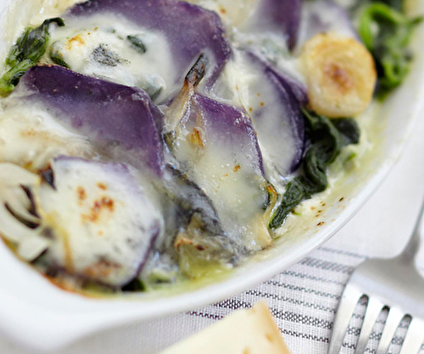 Présentation d'un plat de morbiflette à base de pommes de terre violettes et de fromage