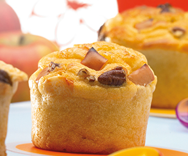 Présentation de plusieurs muffins au Beaufort sortis du four et recouverts de dés de pomme et de noix