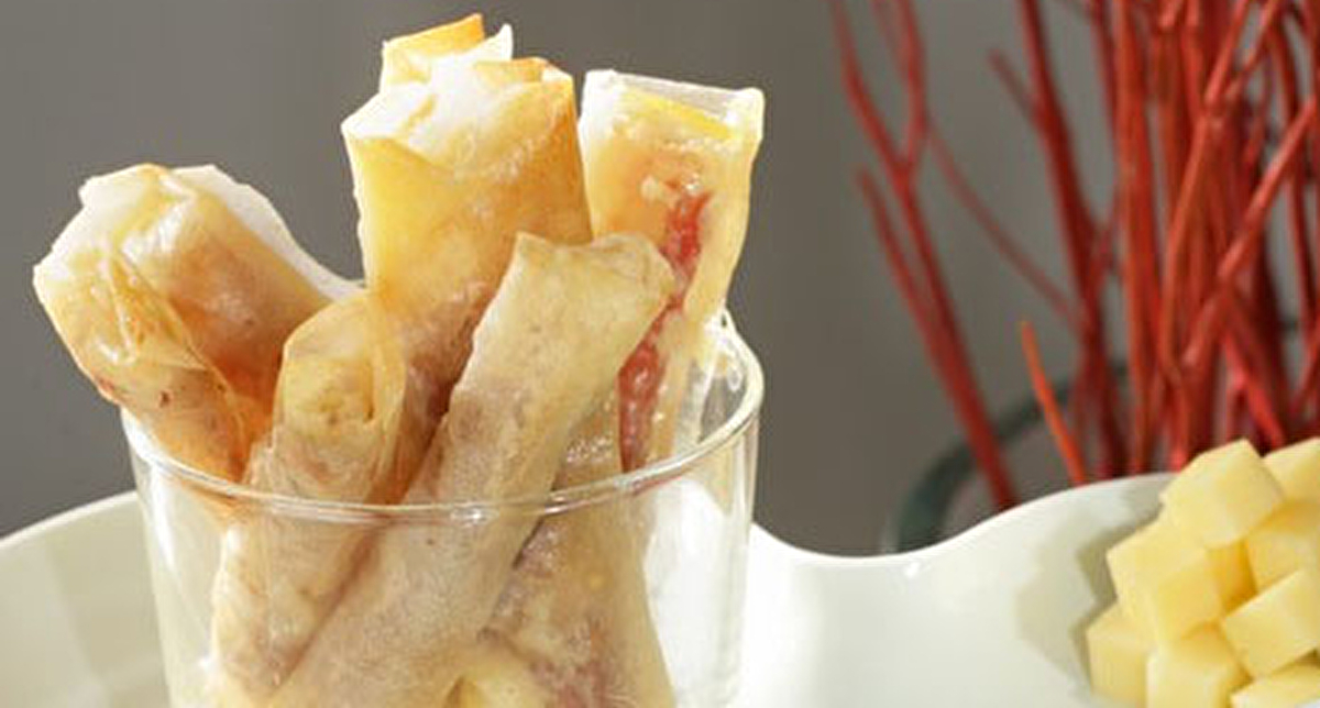 Présentation dans un verre transparent de nems au comté