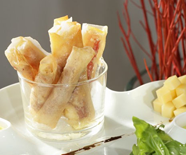 Présentation dans un verre transparent de nems au comté