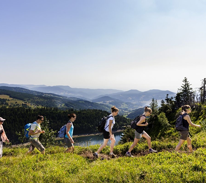 Groupe de personnes effectuant une randonnée en montagne l'été