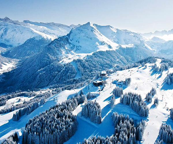 Vue sur les sommets enneigés de haute montagne et la nature environnante