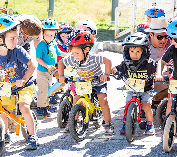 Course de draisienne entre jeunes enfants