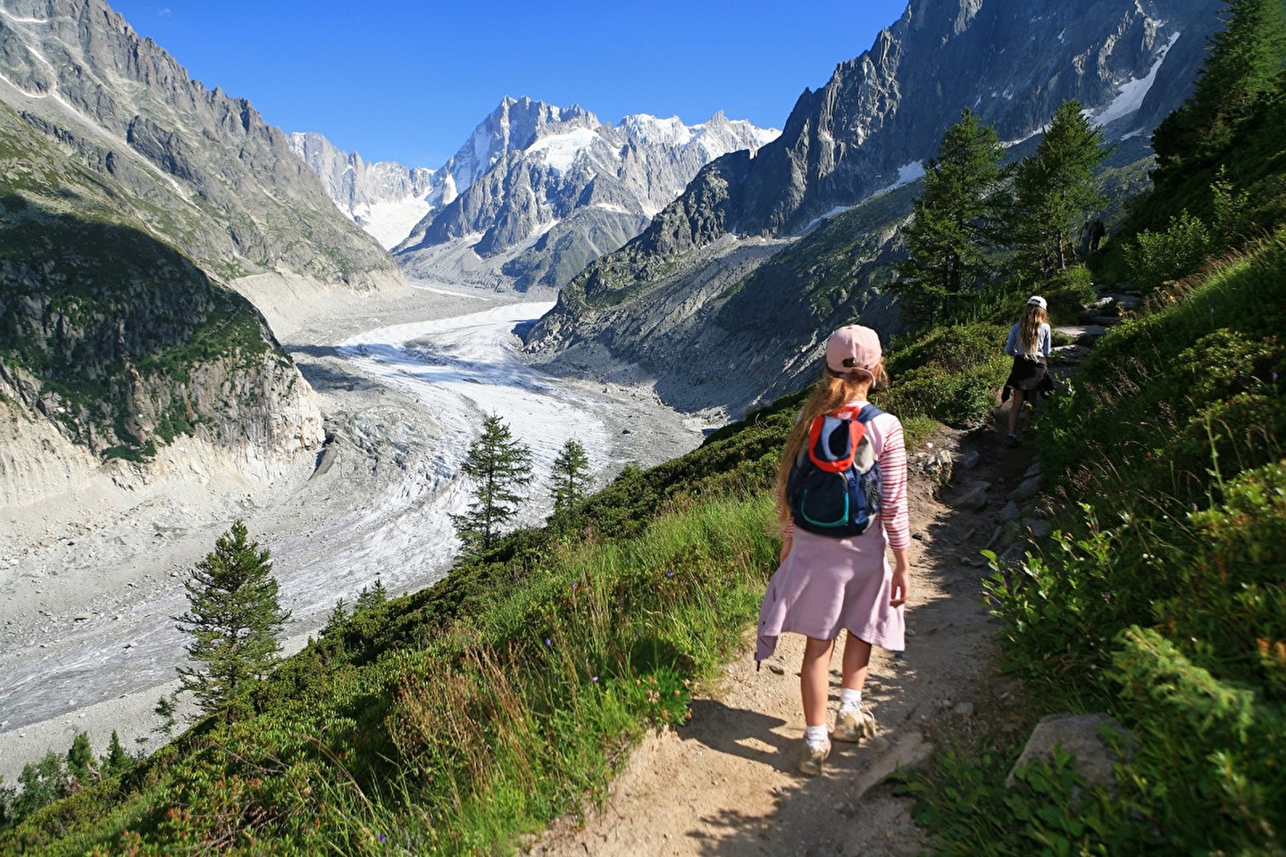 Enfants faisant de la randonnée en montagne l'été près de la mer de glace