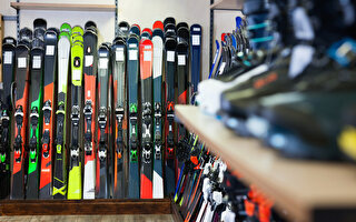 Magasin de location de matériel de skis avec skis alignés contre le mur