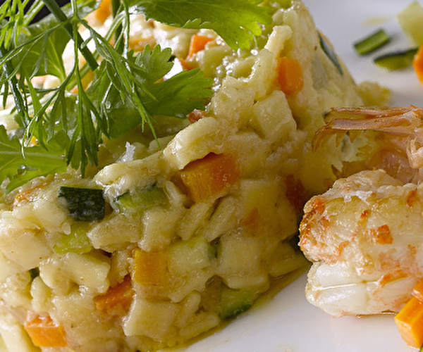 Présentation d'un médaillon de risotto de Crozets agrémenté de langoustines et d'herbes frâiches