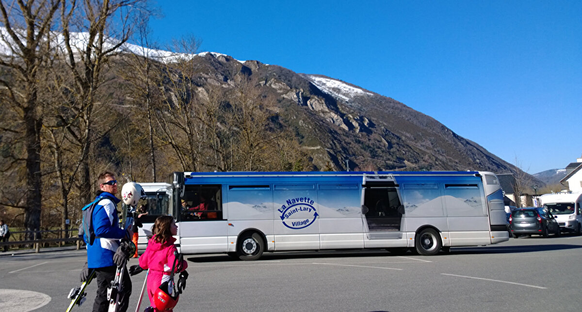 Navette bus garée sur un parking et permettant aux skieurs de profiter du voyage sans prendre leur voiture personnelle