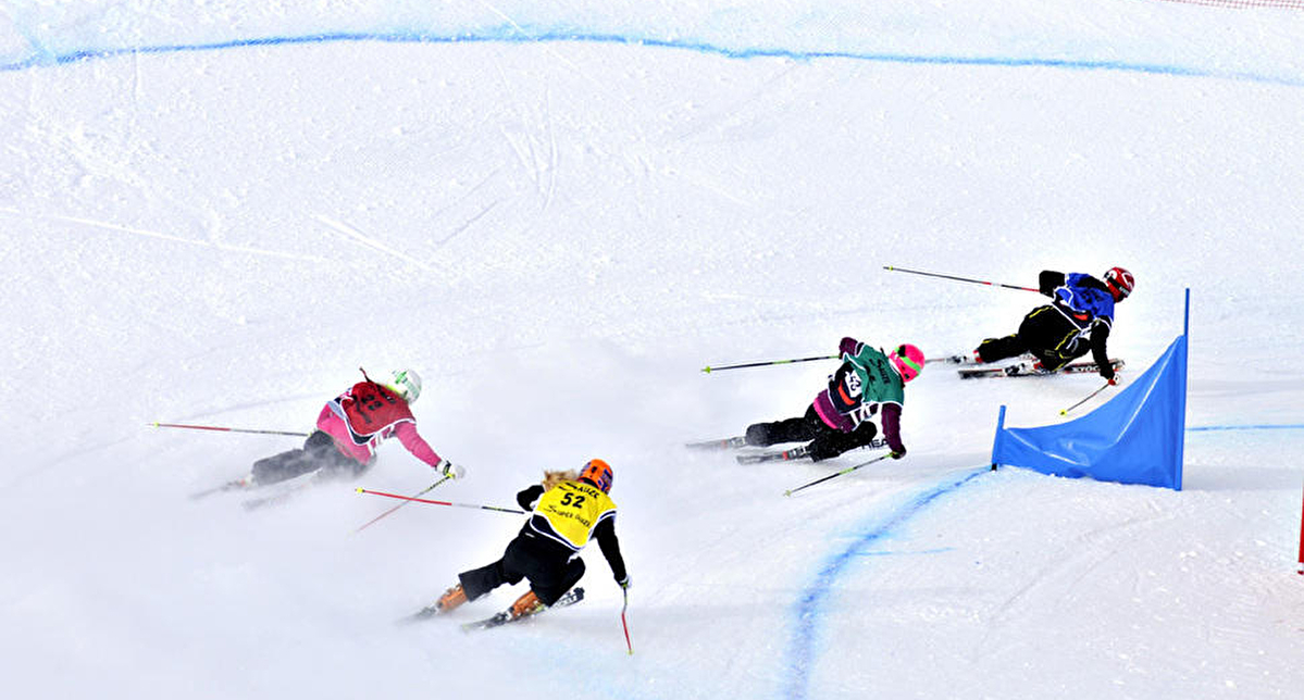 Personnes effectuant une descente de skicross sur la neige l'hiver