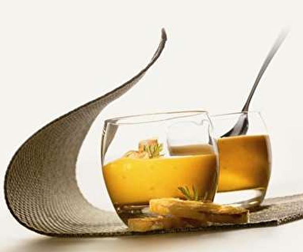 Soupe au Beaufort présentée dans une verrine transparente et agrémentée de croutons