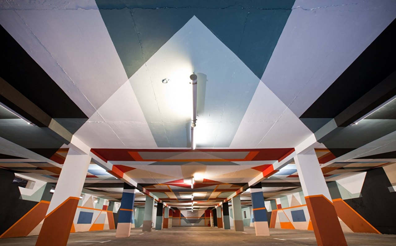 Vue sur une fresque mural issue d'un parking souterrain, une oeuvre d'art en couleurs aux lignes dessinées