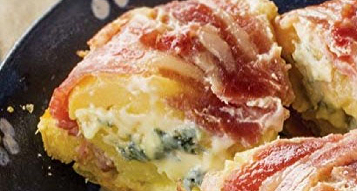 Présentation d'une tarte tatin au bleu d'Auvergne recouverte de lard
