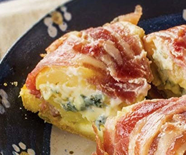 Présentation d'une tarte tatin au bleu d'Auvergne recouverte de lard