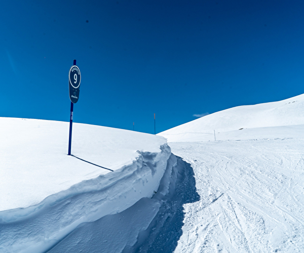Large piste de ski bleu avec grand ciel bleu