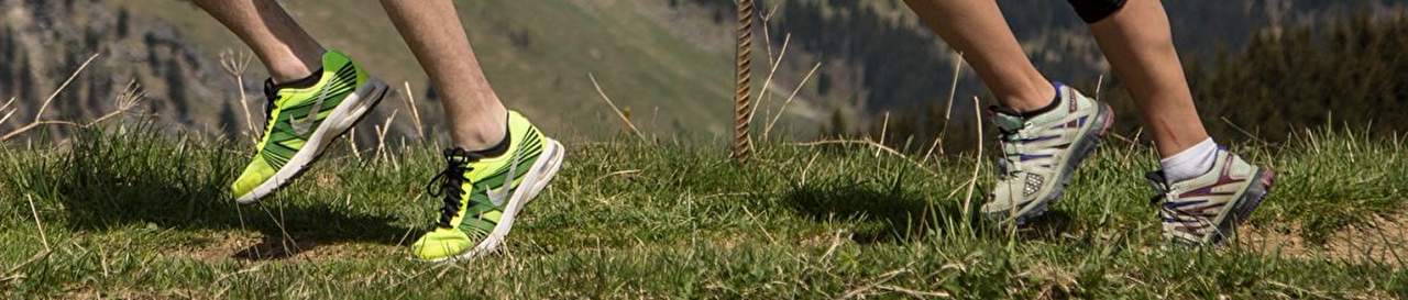 Personnes effectuant un trail avec des chaussures de sport adaptées