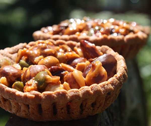 tarte à base de fruits secs déposés sur une pâte sablée