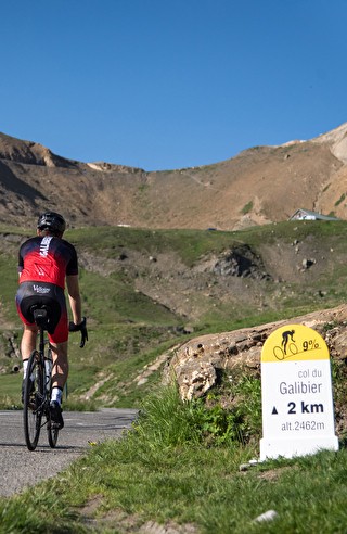 Deux cyclistes en vélo de route en pleine montée du Galibier.