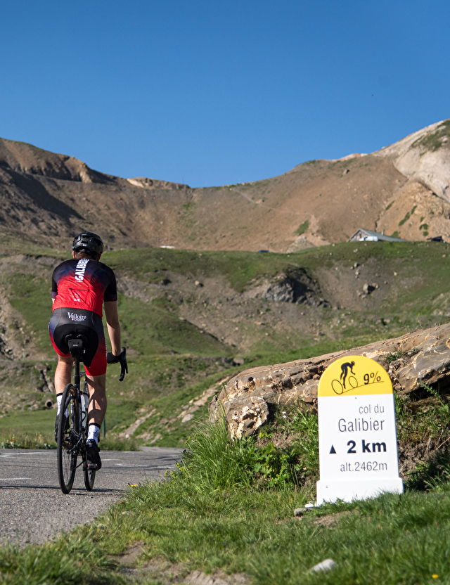 Deux cyclistes en vélo de route en pleine montée du Galibier.