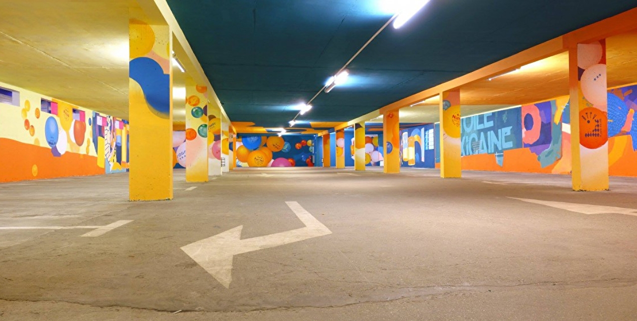 Vue sur une fresque murale peinte sur les murs et poteaux avec des couleurs vives