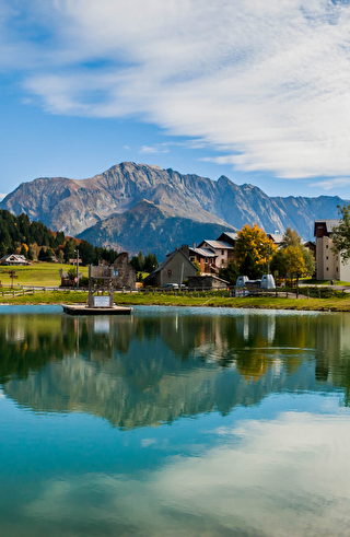 Un lac en premier plan avec les montagnes de l'Alpe du Grand Serre en toile de fond