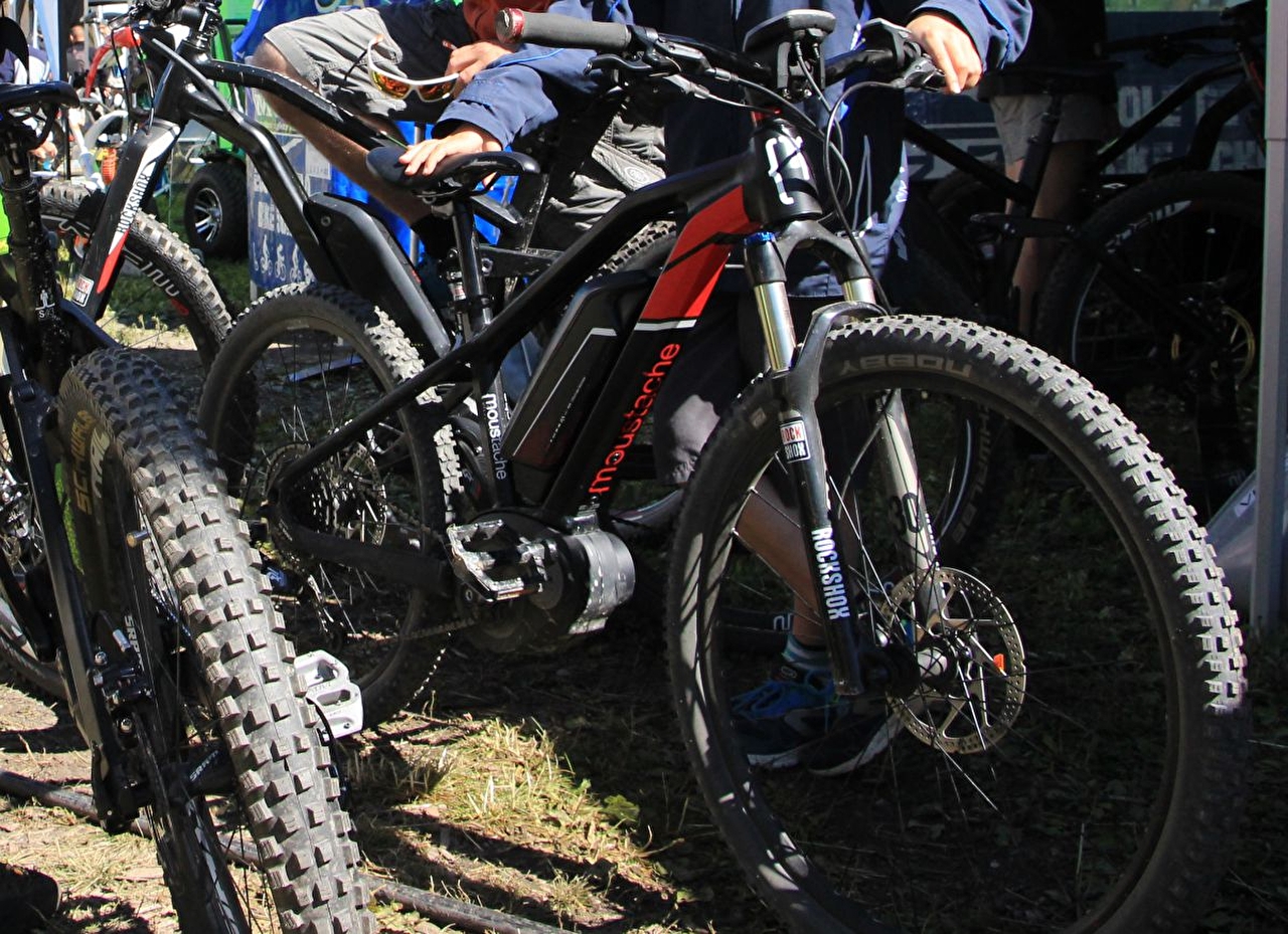 Vue sur des vélos à assistance électrique